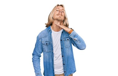 Sarışın, uzun saçlı, sıradan bir kot ceket giyen, boğazını bıçak niyetine kesen, saldırganlığı şiddetle tehdit eden beyaz bir adam. 