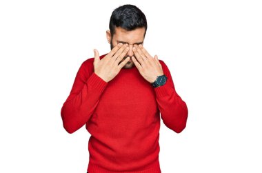 Günlük kıyafetler giyen genç İspanyol adam yorgunluk ve baş ağrısı için gözlerini ovuşturuyor, uykulu ve yorgun ifade. görme sorunu 