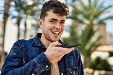 Genç İspanyol adam şehirdeki akıllı telefonu kullanarak sesli mesaj gönderiyor.