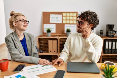 Ofiste çalışırken gülümseyen iki İspanyol iş adamı..