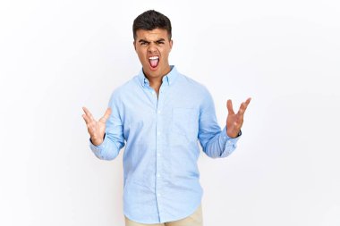 Tecrit edilmiş arka planda duran İspanyol gömlekli genç adam kollarını kaldırmış ve gözleri kapalı heyecanla haykırarak başarının çılgınlığını kutluyor. Kazanan konsept 