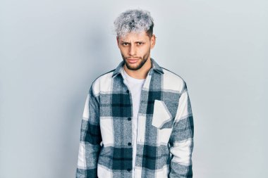 Modern boyalı saçlı, rahat gömlekli, kuşkucu ve gergin, sorunlu olduğu için somurtan genç bir İspanyol. negatif kişi. 