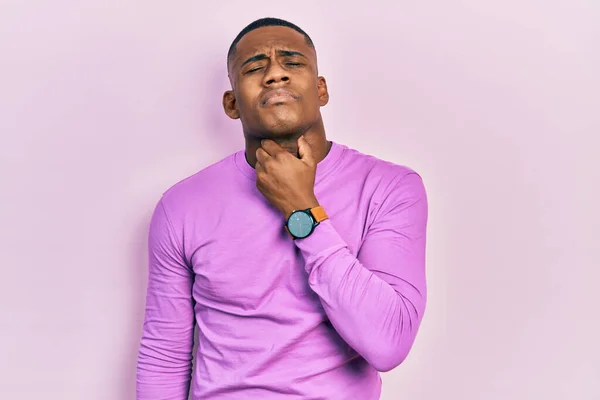 Junger Schwarzer Mann Lässigem Rosafarbenem Pullover Mit Schmerzhaftem Hals Halsschmerzen — Stockfoto