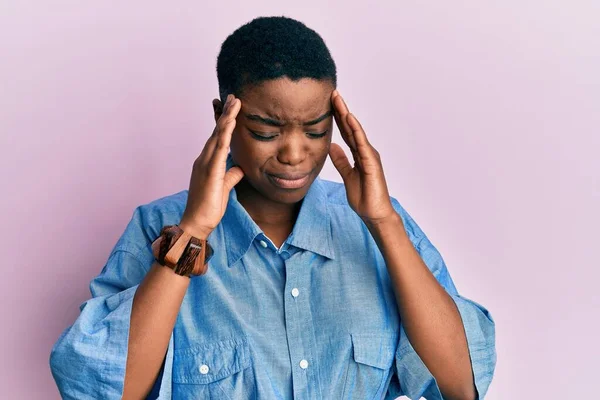 Mujer Afroamericana Joven Que Usa Ropa Casual Con Mano Cabeza — Foto de Stock