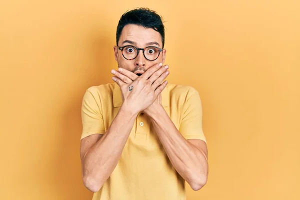 Joven Hispano Vestido Con Ropa Casual Gafas Sorprendió Cubriendo Boca —  Fotos de Stock