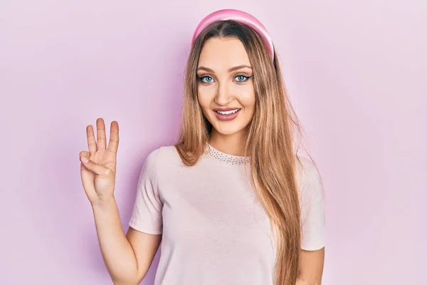 Junges Blondes Mädchen Lässiger Kleidung Zeigt Mit Finger Nummer Drei — Stockfoto