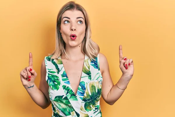 Mooie Blanke Vrouw Draagt Zomerjurk Verbaasd Verrast Omhoog Kijken Wijzen — Stockfoto