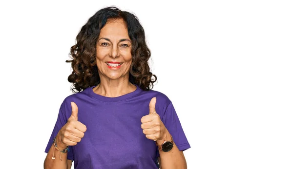 Medelålders Latinamerikanska Kvinna Bär Casual Kläder Framgång Tecken Gör Positiv — Stockfoto