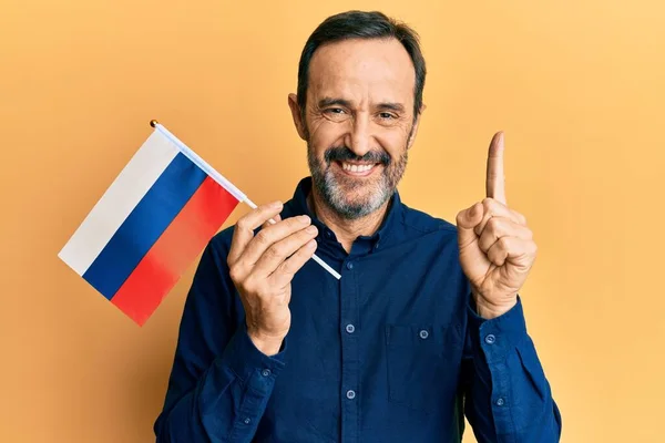 Homem Hispânico Meia Idade Segurando Bandeira Rússia Sorrindo Com Uma — Fotografia de Stock