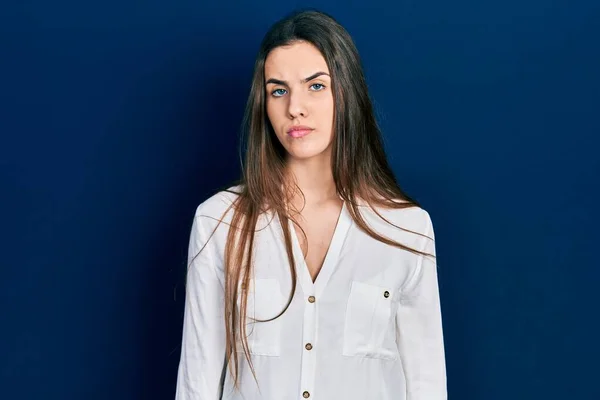 Joven Adolescente Morena Con Camisa Blanca Casual Con Expresión Seria — Foto de Stock