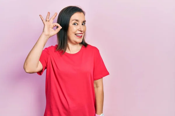 Mulher Hispânica Meia Idade Vestindo Roupas Casuais Sorrindo Positivo Fazendo — Fotografia de Stock