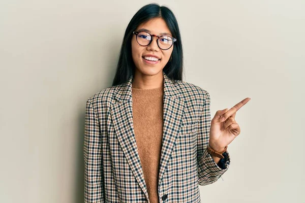Νεαρή Κινέζα Γυναίκα Που Φοράει Επιχειρηματικό Στυλ Και Γυαλιά Ένα — Φωτογραφία Αρχείου