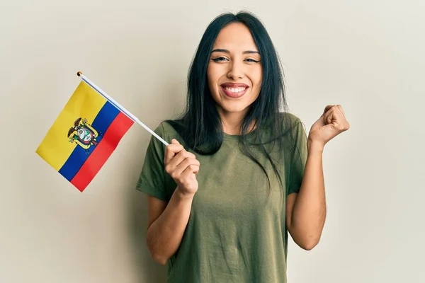 Mladá Hispánka Drží Ecuador Vlajku Křičí Hrdě Slaví Vítězství Úspěch — Stock fotografie