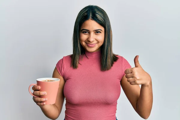 Νεαρή Λατίνα Γυναίκα Κρατώντας Καφέ Χαμογελώντας Χαρούμενος Και Θετικός Αντίχειρας — Φωτογραφία Αρχείου
