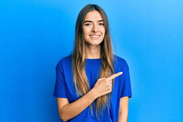 Νεαρή Ισπανίδα Που Φοράει Καθημερινά Ρούχα Χαρούμενη Χαμόγελο Στο Πρόσωπο — Φωτογραφία Αρχείου