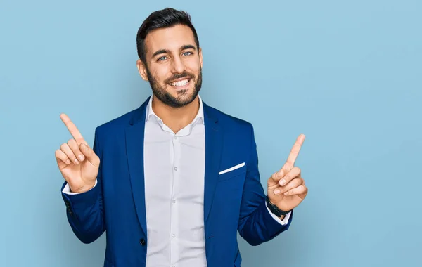 Joven Hombre Hispano Con Chaqueta Negocios Sonriendo Confiado Señalando Con — Foto de Stock