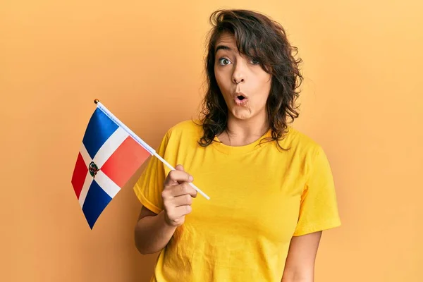 Jonge Latijns Amerikaanse Vrouw Met Dominicaanse Vlag Bang Verbaasd Met — Stockfoto