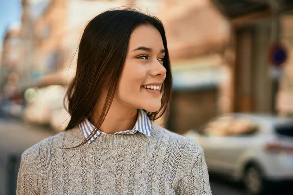 Menina Hispânica Jovem Sorrindo Feliz Cidade — Fotografia de Stock