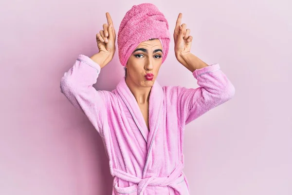 Junger Mann Mit Frauenschminke Trägt Duschtuch Auf Dem Kopf Und — Stockfoto