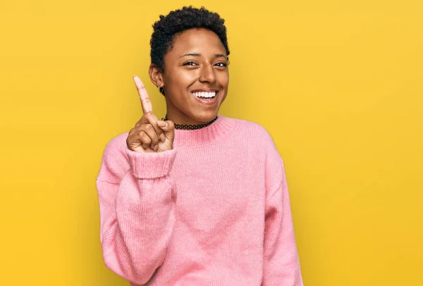 Jonge Afrikaanse Amerikaanse Vrouw Dragen Casual Kleding Tonen Wijzen Met — Stockfoto