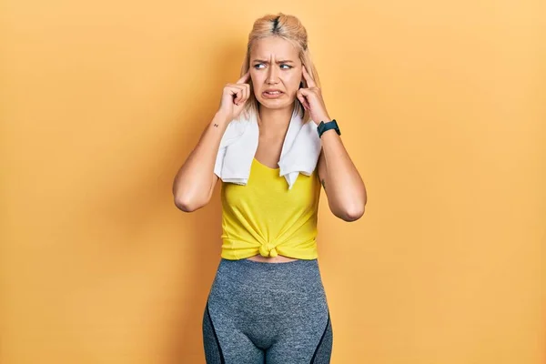 Bella Donna Sportiva Bionda Che Indossa Vestito Allenamento Che Copre — Foto Stock