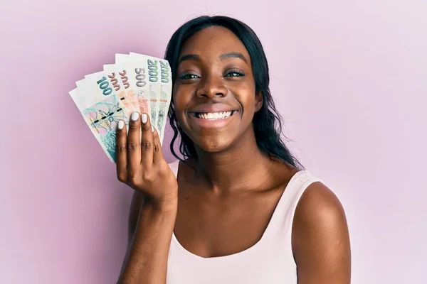 Joven Mujer Afroamericana Sosteniendo Billetes Coronas Checas Con Aspecto Positivo — Foto de Stock