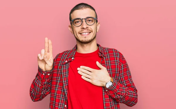 Jovem Hispânico Vestindo Roupas Casuais Sorrindo Jurando Com Mão Peito — Fotografia de Stock