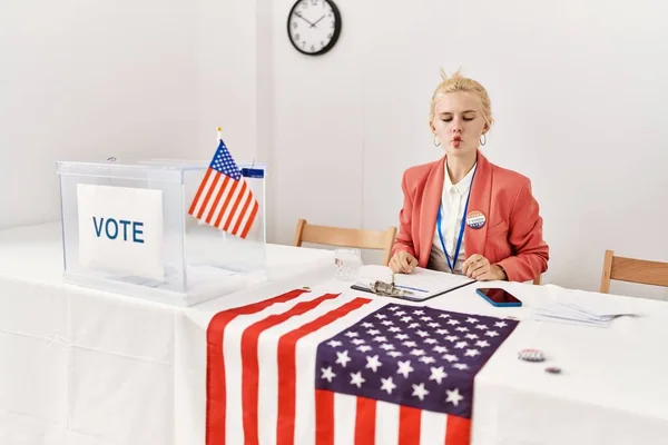 Mulher Branca Bonita Que Trabalha Campanha Política Que Faz Cara — Fotografia de Stock