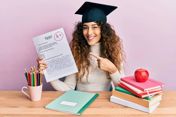 Menina Hispânica Jovem Usando Chapéu Graduado Segurando Passou Teste Sorrindo — Fotografia de Stock