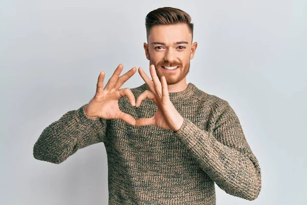 Joven Pelirrojo Vistiendo Suéter Casual Invierno Sonriendo Amor Haciendo Forma — Foto de Stock