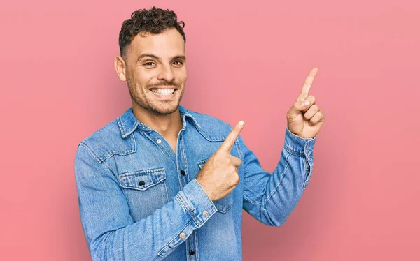 Junger Hispanischer Mann Lässiger Jeansjacke Lächelt Und Blickt Mit Zwei — Stockfoto