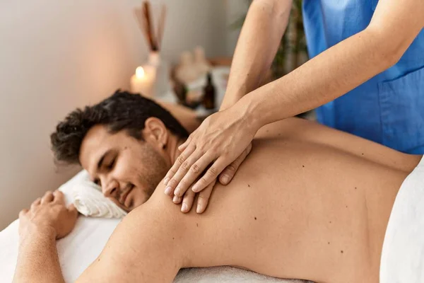 Uomo Sorridente Felice Reciving Massaggio Alla Schiena Centro Bellezza — Foto Stock