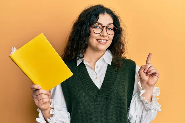 Giovane Donna Bruna Con Capelli Ricci Che Legge Libro Con — Foto Stock