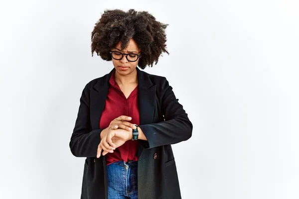 Afro Amerikaanse Vrouw Met Afro Haar Dragen Zakelijke Jas Bril — Stockfoto