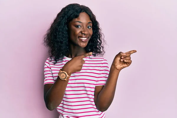 Hermosa Mujer Joven Africana Con Camiseta Rayas Casuales Sonriendo Mirando — Foto de Stock