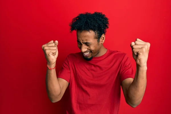 Jonge Afro Amerikaanse Man Met Baard Draagt Casual Rood Shirt — Stockfoto