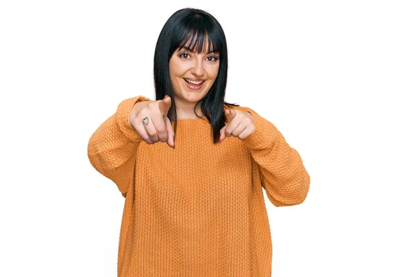 Junge Hispanische Frau Lässiger Kleidung Zeigt Mit Den Fingern Auf — Stockfoto