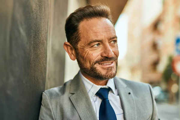 Hombre Negocios Mediana Edad Sonriendo Feliz Pie Ciudad —  Fotos de Stock