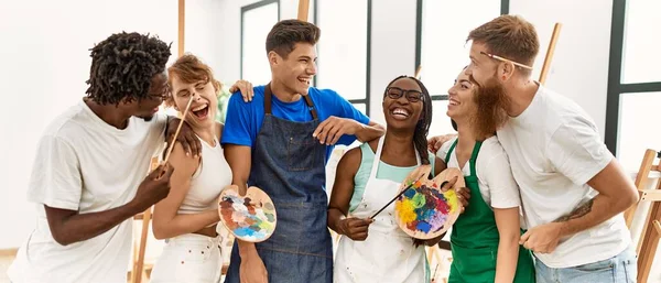 Gruppo Persone Sorridenti Felici Piedi Allo Studio Arte — Foto Stock