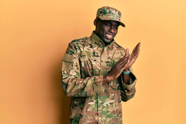 Mladý Africký Američan Armádní Uniformě Tleskání Tleskání Šťastný Radostný Usmívající — Stock fotografie
