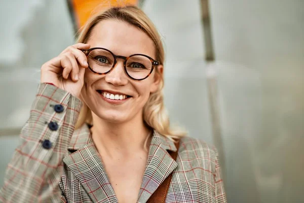 Joven Mujer Negocios Rubia Sonriendo Feliz Pie Ciudad — Foto de Stock