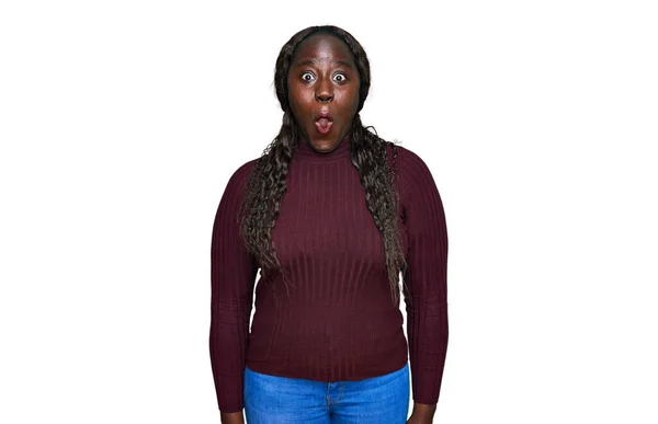 Jeune Femme Africaine Portant Pull Hiver Décontracté Effrayé Choqué Par — Photo