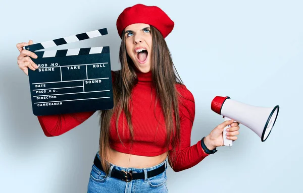 Giovane Bruna Adolescente Possesso Video Film Clapboard Megafono Arrabbiato Pazzo — Foto Stock