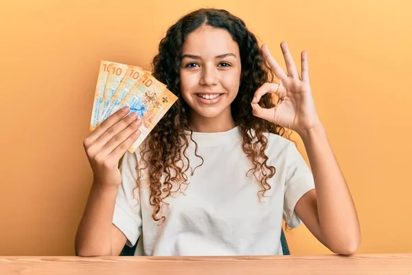 Adolescente Hispânico Menina Segurando Notas Franco Suíço Fazendo Assinar Com — Fotografia de Stock