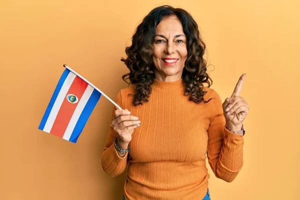 Medelåldern Latinamerikansk Kvinna Håller Costa Ricas Flagga Ler Glad Pekar — Stockfoto