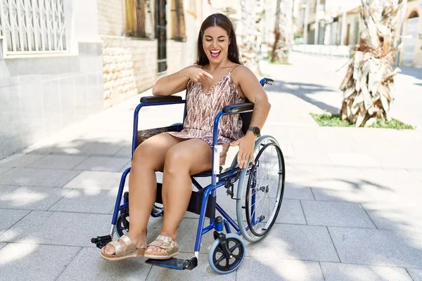 Mladá Brunetka Žena Sedí Invalidním Vozíku Venku Úsměvem Šťastný Ukazující — Stock fotografie