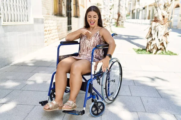 Jovem Morena Sentada Cadeira Rodas Livre Sorrindo Feliz Apontando Com — Fotografia de Stock