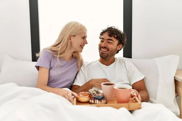 Jovem Casal Bonito Sorrindo Feliz Tomando Café Manhã Cama Casa — Fotografia de Stock