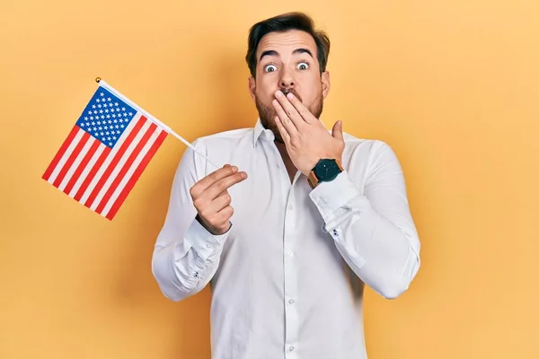 Hombre Caucásico Guapo Con Barba Sosteniendo Bandera Los Estados Unidos —  Fotos de Stock