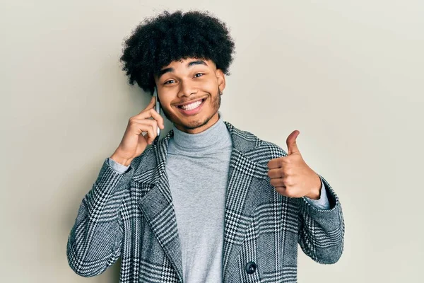 Jonge Afro Amerikaanse Man Met Afro Haar Hebben Gesprek Praten — Stockfoto